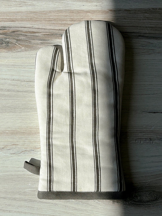 Classic Striped Oven Mitt | Lifestyle Image | Uncommon Lifestyle