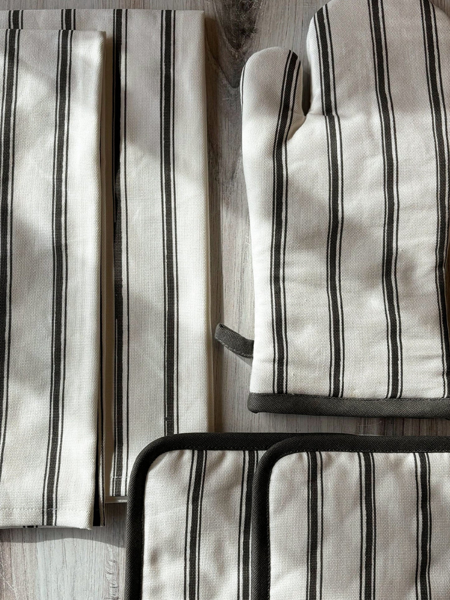 Classic Striped Oven Mitt | Lifestyle Image 3 | Uncommon Lifestyle