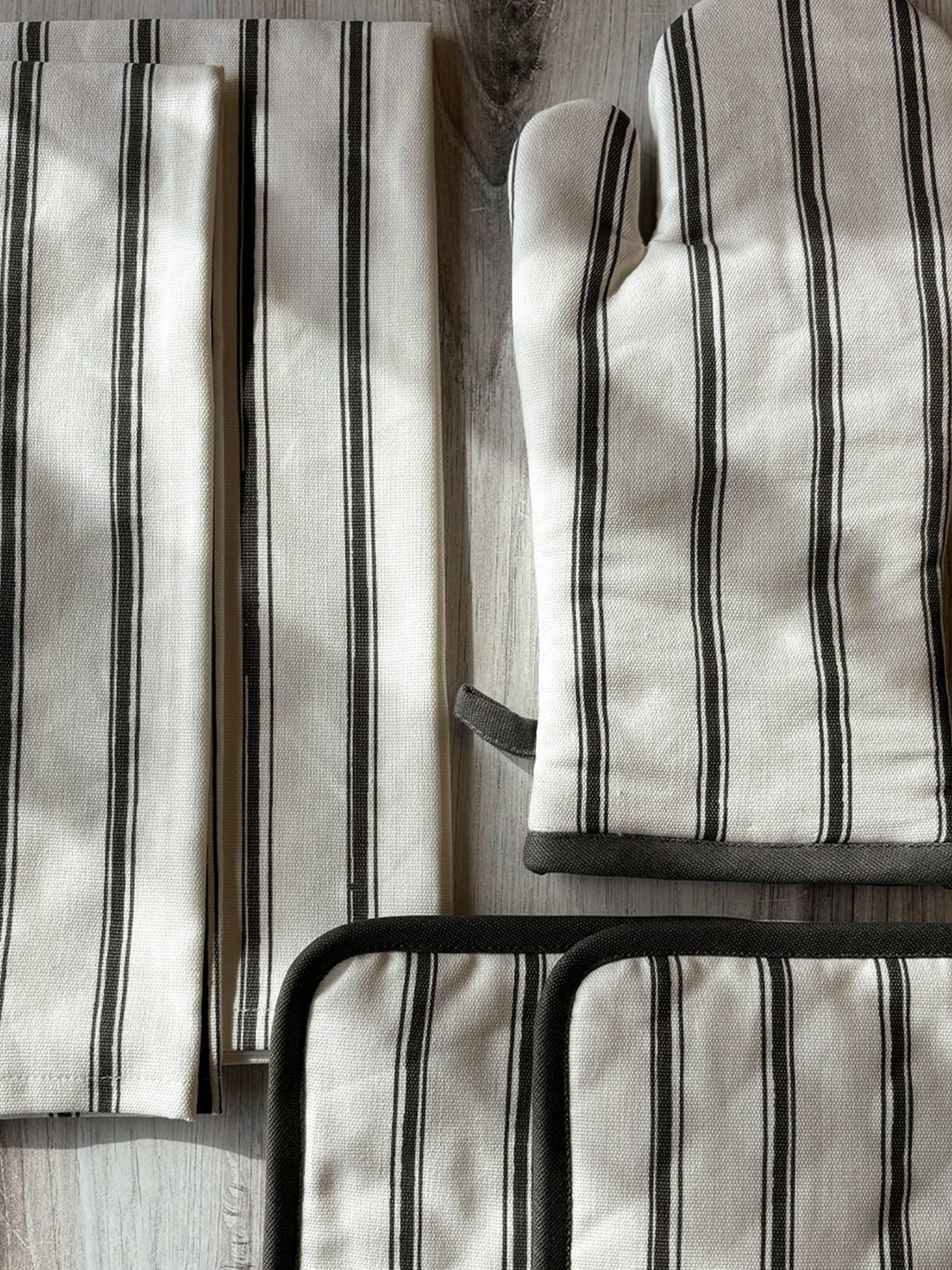 Classic Striped Oven Mitt | Lifestyle Image 3 | Uncommon Lifestyle