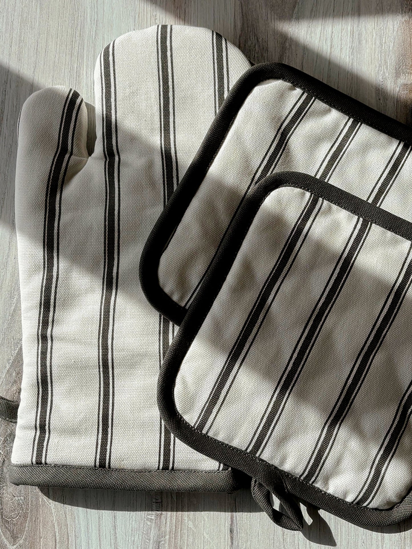 Classic Striped Oven Mitt | Lifestyle Image 2 | Uncommon Lifestyle