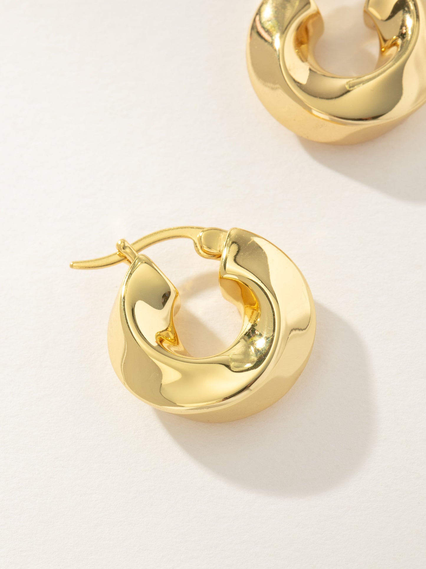 Artistic Twist Hoop Earrings | Gold | Product Image | Uncommon James