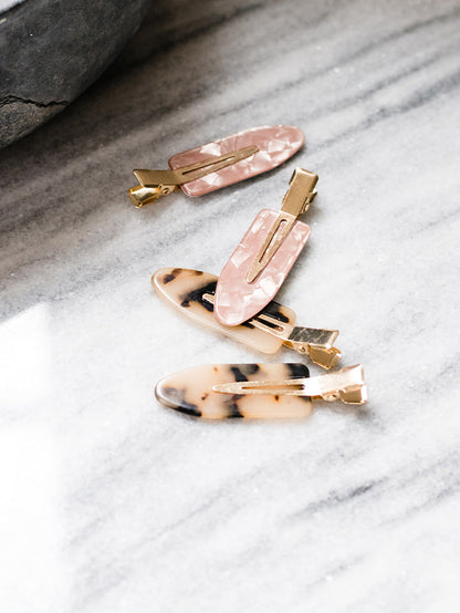 ["No Crease Hair Clips ", " Brown ", " Lifestyle Image ", " Uncommon Beauty"]