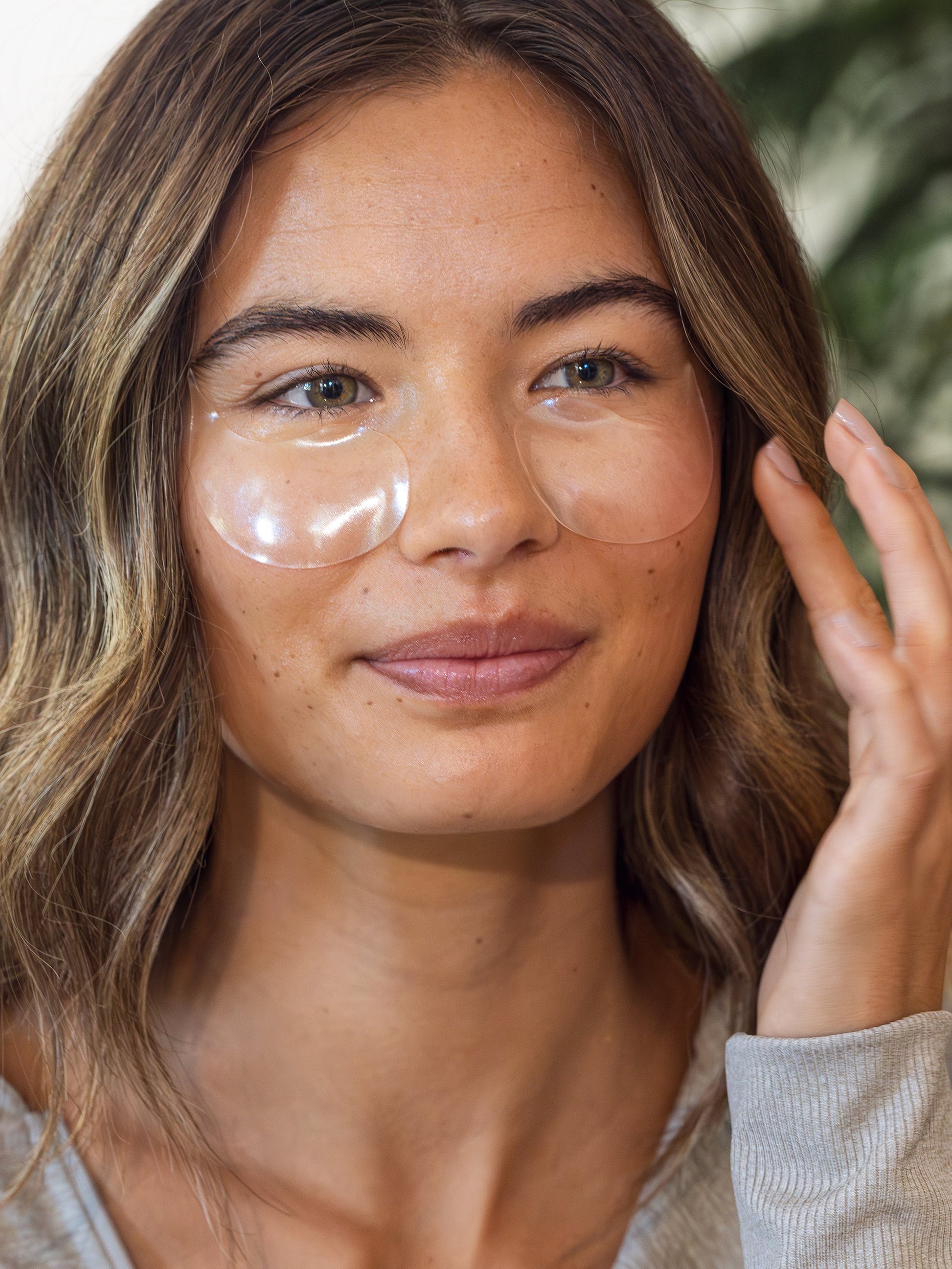Eye Masks | 30 Sets / 2.96 fl oz | Model Image | Uncommon Beauty