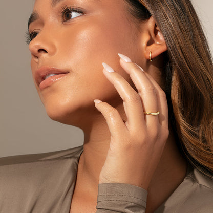 ["Curve Vermeil Ring ", " Gold Vermeil ", " Model Image 3 ", " Uncommon James"]